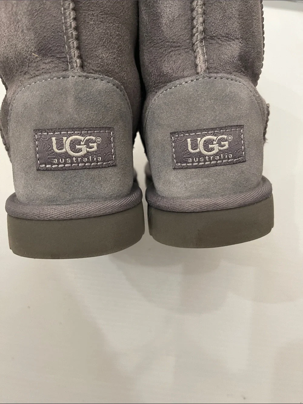 UGG WINTER CLASSIC SHORT II BOOTS BOYS-GIRLS SIZE 4